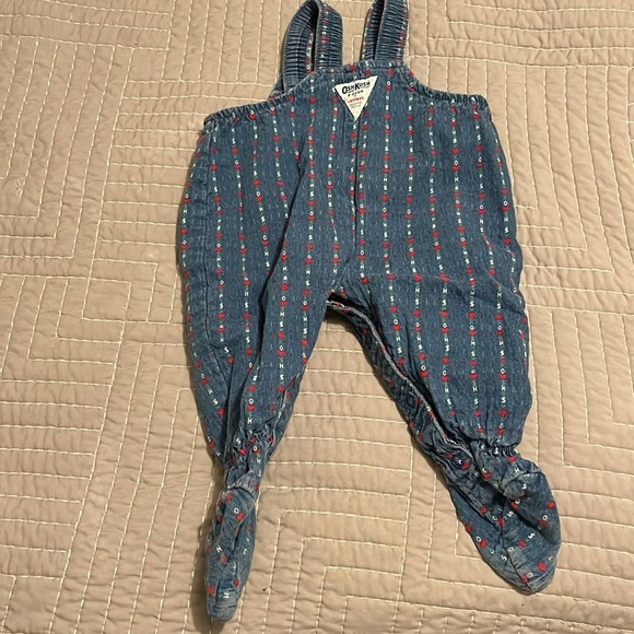 OSH KOSH ~ Vintage Girls Overalls with Feet Red Hearts and ‘Osh Kosh’ Spell Out - Picture 7 of 9